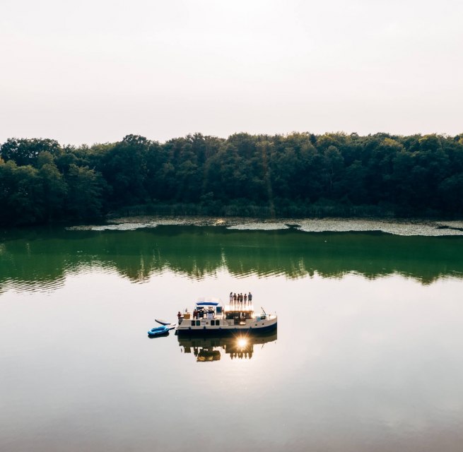 In der Stille liegt das Gl&uuml;ck. Eine Hausbootfahrt in der Mecklenburgischen Seenplatte ist die sch&ouml;nste kleine Alltagsflucht. // &copy; MV-T/G&auml;nsicke