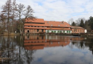 von rechts: heutige M&uuml;hle 1800; alte M&uuml;hle 1524, heute Gasthaus; Saalanbau  1895;haus; 1524, heute Gasthaus,, &copy; Oskar Gladis, Wasserm&uuml;hle Hanshagen e.V.
