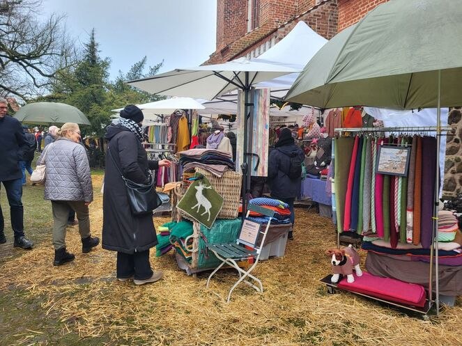 Begleitet wird der Markt von einem vielfältigen Kulturprogramm Freuen Sie sich auf Auftritte des Gospelchores „The Ciscoes“, der Alphorngruppe „Meck Alphorn“, den Posaunenchor Döbbersen-Lassahn, Musiker der Musikschule Fröhlich und den Akkordeonspieler Max Nadzeika. Für Kinder gibt es ein spannendes Angebot mit Karussellfahrten, Ponyreiten, einer Strohhüpfburg und kreativen Bastelstationen. Und natürlich schaut auch der Weihnachtsmann vorbei, um die kleinen Gäste zu überraschen., © Niehus / Stadt Zarrentin Begleitet wird der Markt von einem vielfältigen Kulturprogramm Freuen Sie sich auf Auftritte des Gospelchores „The Ciscoes“, der Alphorngruppe „Meck Alphorn“, den Posaunenchor Döbbersen-Lassahn, Musiker der Musikschule Fröhlich und den Akkordeonspieler Max Nadzeika. Für Kinder gibt es ein spannendes Angebot mit Karussellfahrten, Ponyreiten, einer Strohhüpfburg und kreativen Bastelstationen. Und natürlich schaut auch der Weihnachtsmann vorbei, um die kleinen Gäste zu überraschen., © Niehus / Stadt Zarrentin