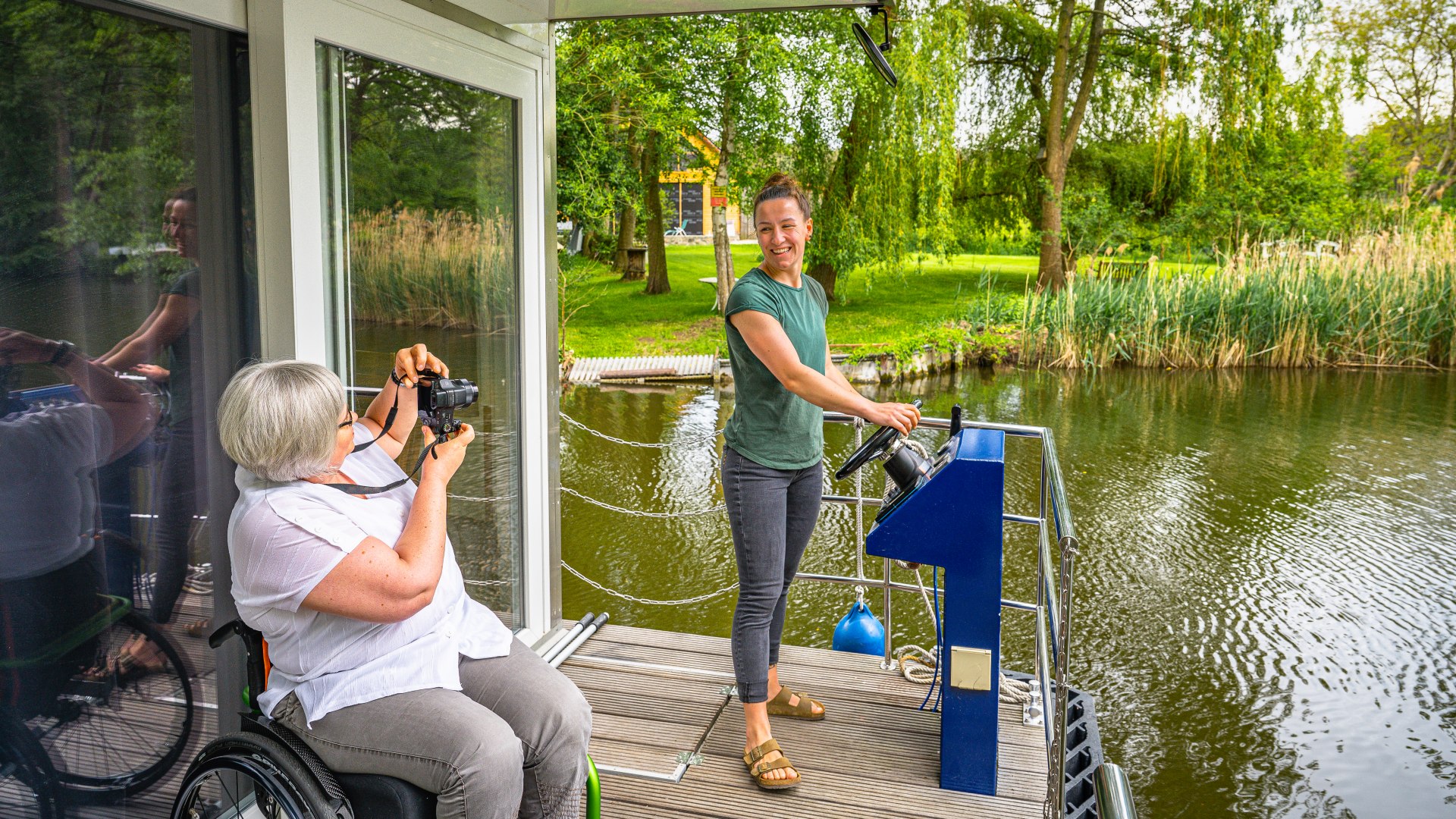 Das Hausboot ist barrierefrei &ndash; und Silke bewegt sich im Rollstuhl v&ouml;llig frei. // &copy; MV-T/Tiemann