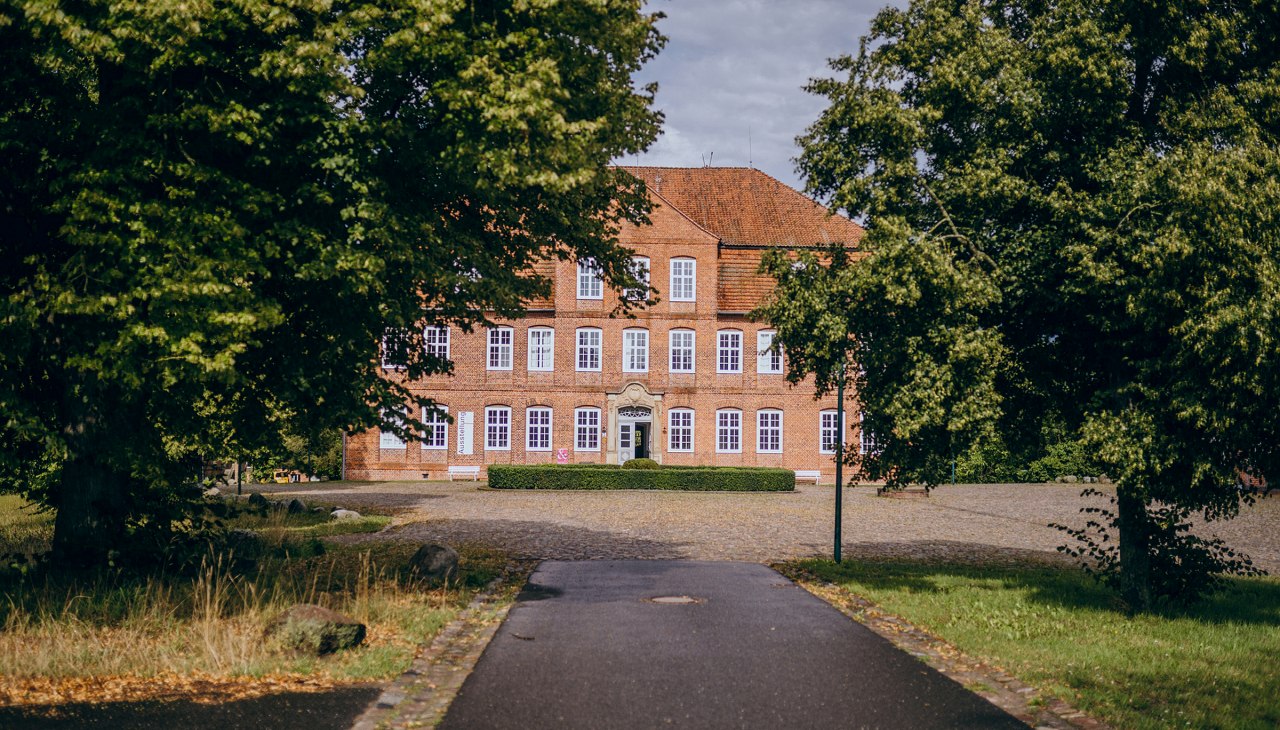 Au&szlig;enansicht K&uuml;nstlerhaus Schloss Pl&uuml;schow, &copy; Schloss Pl&uuml;schow