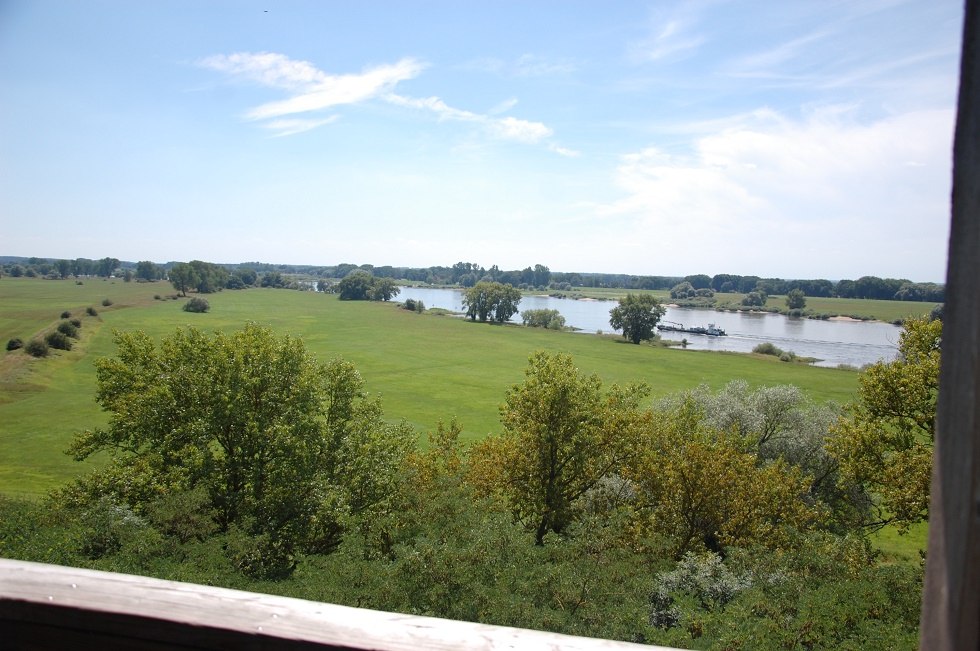 Vanaf de uitkijktoren kijk je uit over de Elbe, de voormalige grens. // © Gabriele Skorupski Vanaf de uitkijktoren kijk je uit over de Elbe, de voormalige grens. // © Gabriele Skorupski