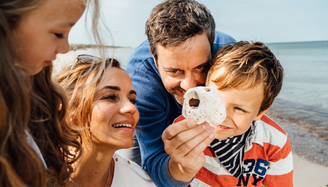 Am langen, feinsandigen Strand spazieren gehen oder gemeinsam mit den Kindern eine Sandburg bauen - für die ganze Familie ist ein Tag am Strand ein schönes Erlebnis // © MV-T/Roth Am langen, feinsandigen Strand spazieren gehen oder gemeinsam mit den Kindern eine Sandburg bauen - für die ganze Familie ist ein Tag am Strand ein schönes Erlebnis // © MV-T/Roth