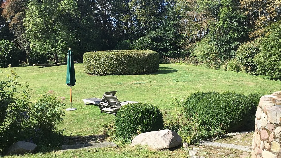 Ontspan in de ruime tuin. // &copy; Rathert