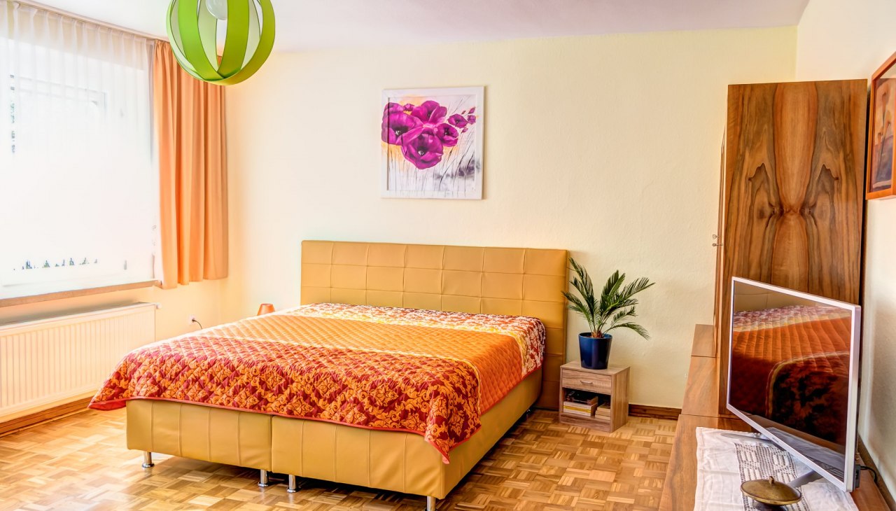 Gro&szlig;es Wohn- und Schlafzimmer im G&auml;stehaus Sankt Nikolai in Parchim, &copy; Michel Lask