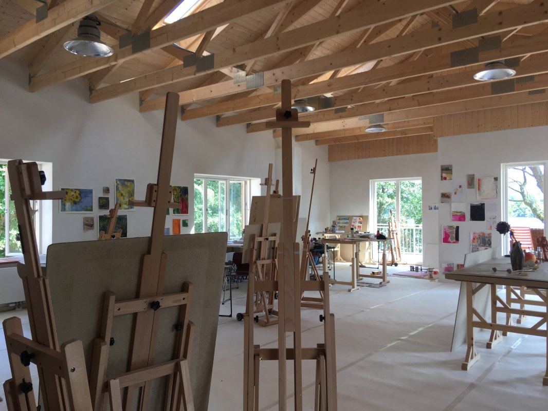De grote studio met een groot terras direct aan het meer // &copy; Gutshaus Woserin / Sabine Puschmann