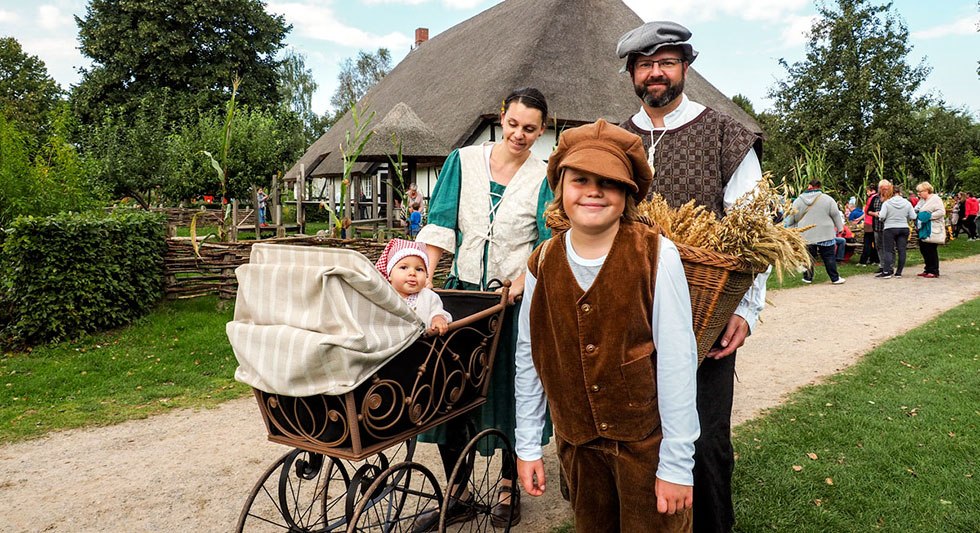 Historische kleding maakt ook deel uit van het oogstfeest in het openluchtmuseum Klockenhagen. // &copy; Freilichtmuseum Klockenhagen