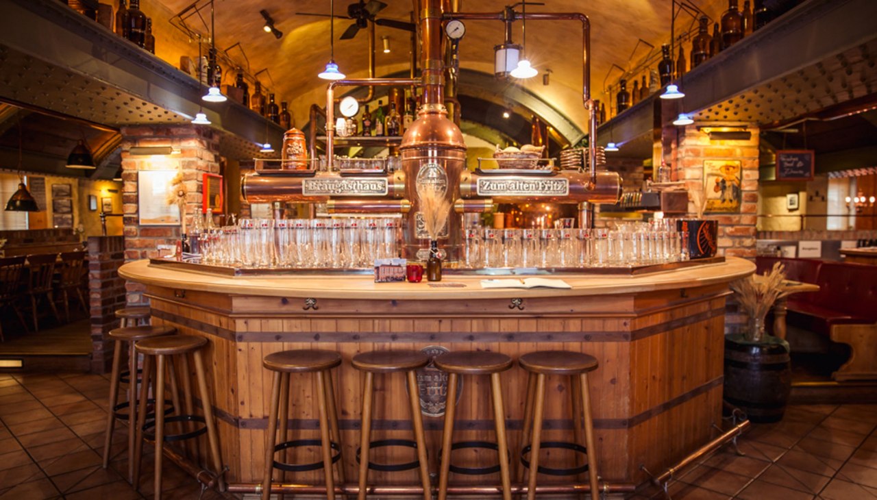 Kupferfarbene Bierkessel und Tresen im Braugasthaus "Zum alten Fritz", &copy; BgH Alter Fritz/M. Kr&uuml;ger