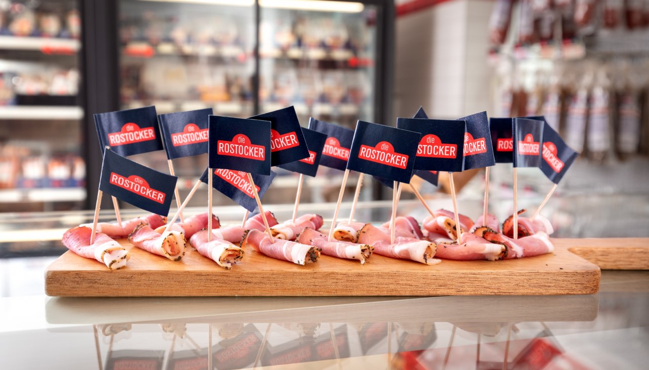 Verkostung Schinken mit F&auml;hnchen, &copy; die ROSTOCKER Wurst- und Schinkenspezialit&auml;ten GmbH