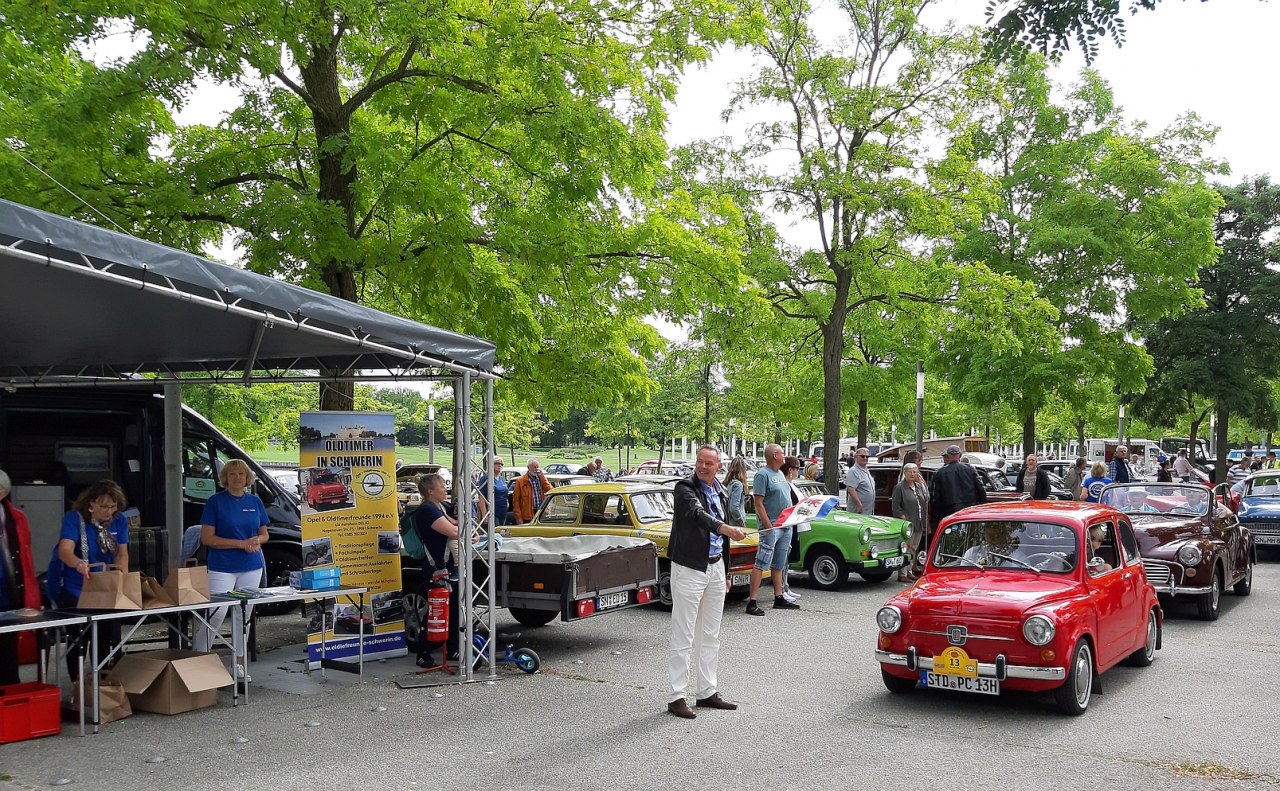 Das Starterfeld ist zur Ausfahrt bereit. Bild vom 13. Schweriner Oldtimertreffen // &copy; M. Brandt