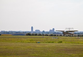 Flugzeug beim Start. Im Hintergrund die Silhouette von Wismar. // © Frank Burger Flugzeug beim Start. Im Hintergrund die Silhouette von Wismar. // © Frank Burger