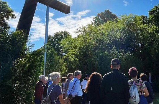 Groep tijdens een rondleiding voor de ingang van de gedenkplaats Fünfeichen // © Vier-Tore-Stadt Neubrandenburg Groep tijdens een rondleiding voor de ingang van de gedenkplaats Fünfeichen // © Vier-Tore-Stadt Neubrandenburg