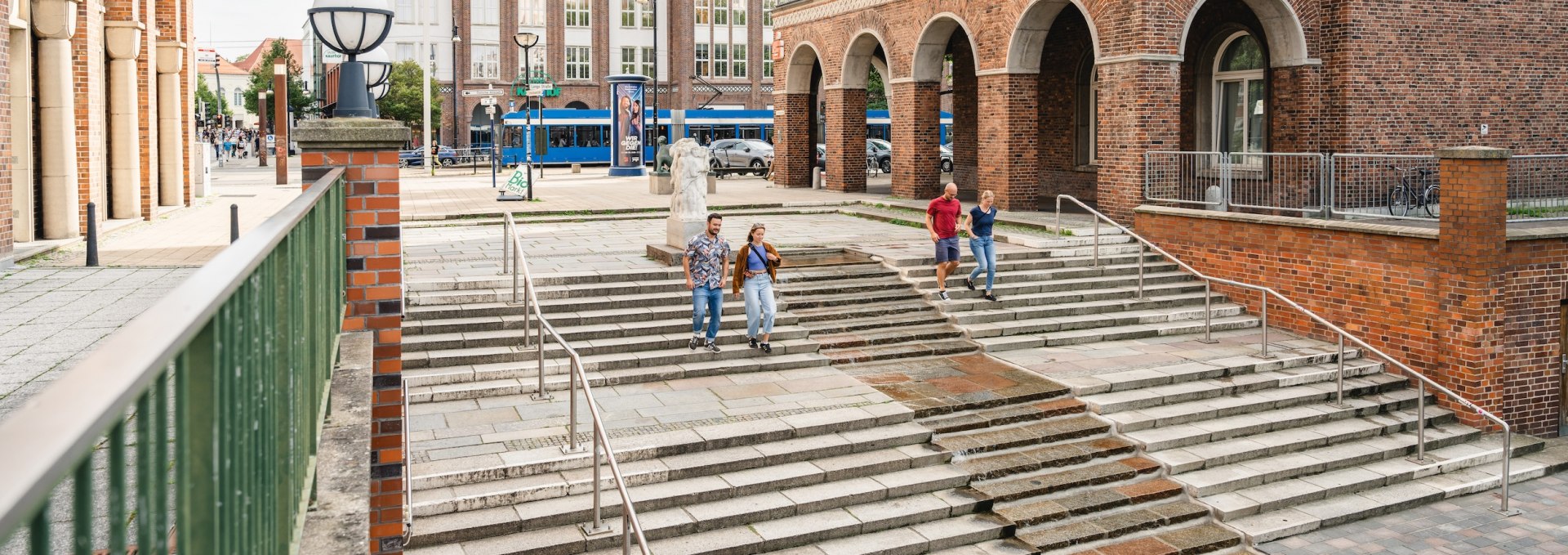 Einmal den Wasserlauf auf der Schnickmannstra&szlig;e entlang und schon ist man da: Nur ein Katzensprung trennt die Altstadt in Rostock vom Hafen., &copy; TMV/Gross