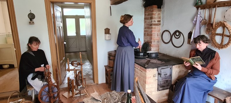 Anna, Jenny und Ute zeigen allt&auml;gliche Haus- und Hofarbeiten aus der Zeit um 1900 // &copy; Fred-Ingo Pahl