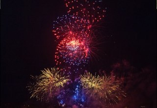 Feuerwerk über dem Wasser // © Soulfire Feuerwerke Shows Feuerwerk über dem Wasser // © Soulfire Feuerwerke Shows