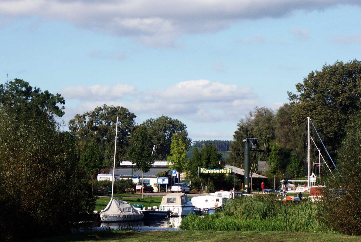 Ansicht Wasserfreizeit Bremer mit Krananlage des Wasserwanderrastplatzes K&ouml;sters-Eck // &copy; Wolfgang Bremer