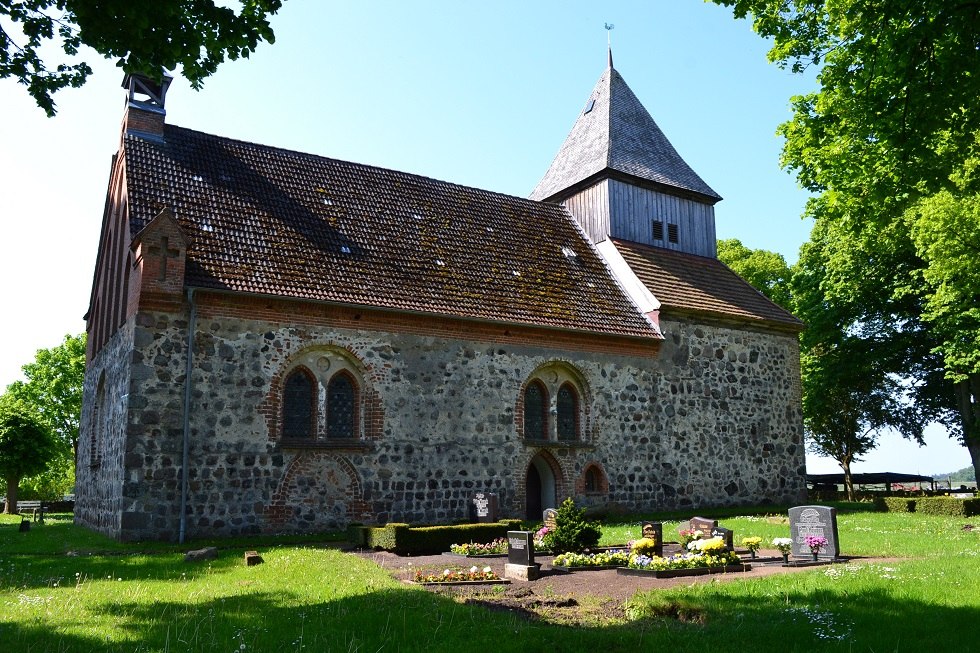 Kirchenansicht mit Grabstätten // © Lutz Werner Kirchenansicht mit Grabstätten // © Lutz Werner