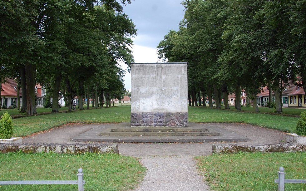 Blick auf das Sandsteindenkmal von der Schlossseite. // © Gabriele Skorupski Blick auf das Sandsteindenkmal von der Schlossseite. // © Gabriele Skorupski
