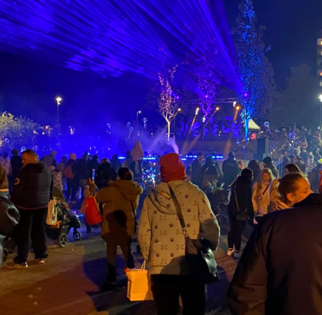 &bdquo;Der Laternenumzug setzt sich in Bewegung &ndash; eingebettet in eine farbenfrohe Lichtshow.&ldquo; // &copy; LGE-MV