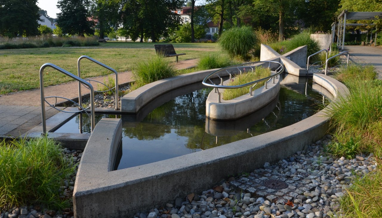 In das Kneippband fügen sich das Armkneippbecken, Beinkneippbecken und der Barfußpfad, © Kurverwaltung Feldberger Seenlandschaft In das Kneippband fügen sich das Armkneippbecken, Beinkneippbecken und der Barfußpfad, © Kurverwaltung Feldberger Seenlandschaft