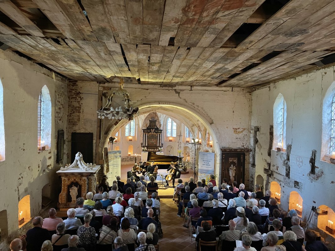 Kammermusik am Meer 2025 // © Freundeskreis Kirche zu Landow e.V. Kammermusik am Meer 2025 // © Freundeskreis Kirche zu Landow e.V.