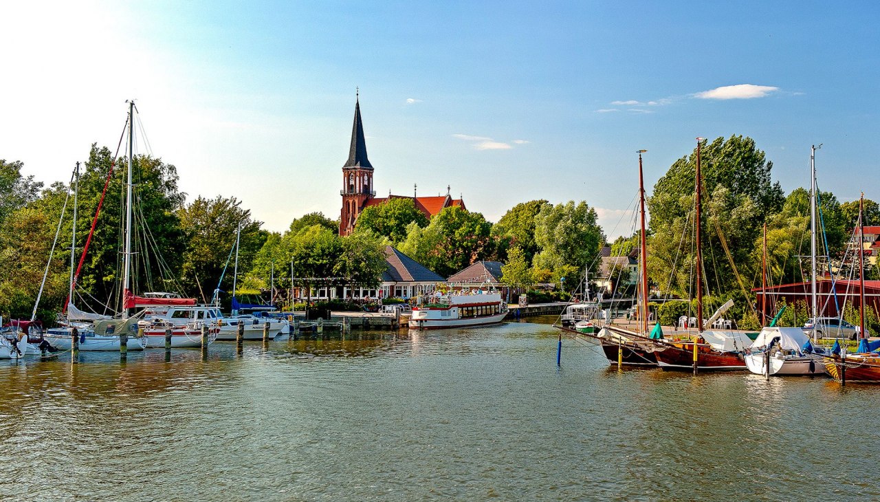 Auf der anderen Seite des Ortes, nur wenige hundert Meter vom Strand entfernt, der neu gestaltete Boddenhafen-web, © Voigt & Kranz UG Auf der anderen Seite des Ortes, nur wenige hundert Meter vom Strand entfernt, der neu gestaltete Boddenhafen-web, © Voigt & Kranz UG