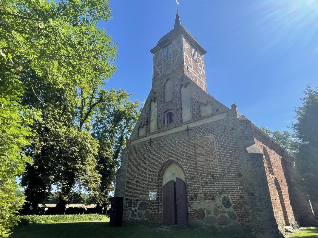 Vorderansicht Kirche Landow // © Freundeskreis Kirche zu Landow e.V. Vorderansicht Kirche Landow // © Freundeskreis Kirche zu Landow e.V.