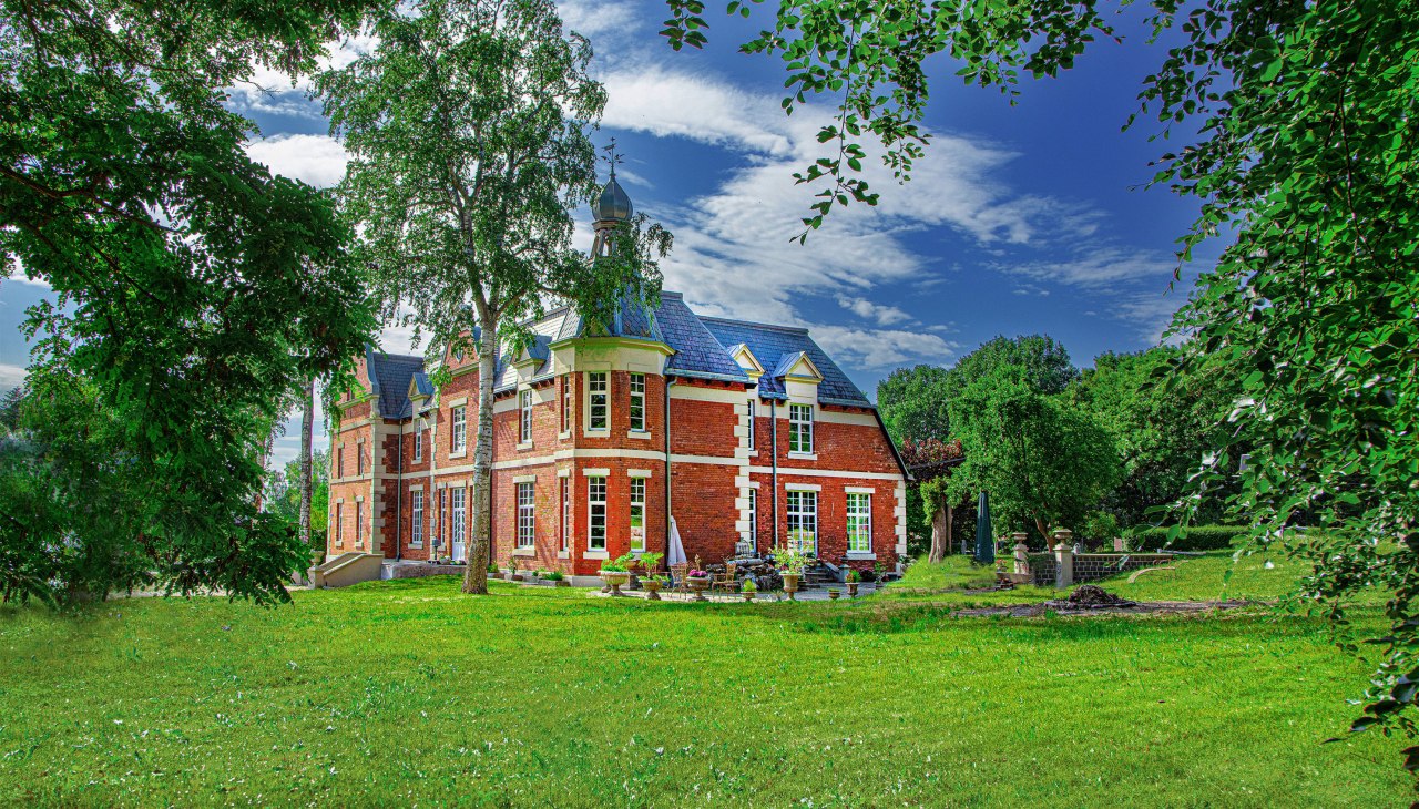 Buitenaanzicht van landhuis Brookhusen, © Herrenhaus Brookhusen / T. Paulus Buitenaanzicht van landhuis Brookhusen, © Herrenhaus Brookhusen / T. Paulus