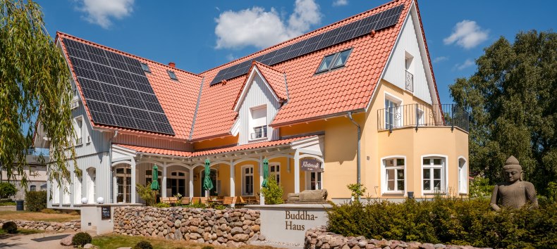 Das Heilzentrum befindet sich im ersten Stock des Buddha-Hauses. Im Erdgeschoss laden unser Kloster-Café und der Klosterladen zum Verweilen ein. // © Aneka Schwerdtfeger Das Heilzentrum befindet sich im ersten Stock des Buddha-Hauses. Im Erdgeschoss laden unser Kloster-Café und der Klosterladen zum Verweilen ein. // © Aneka Schwerdtfeger