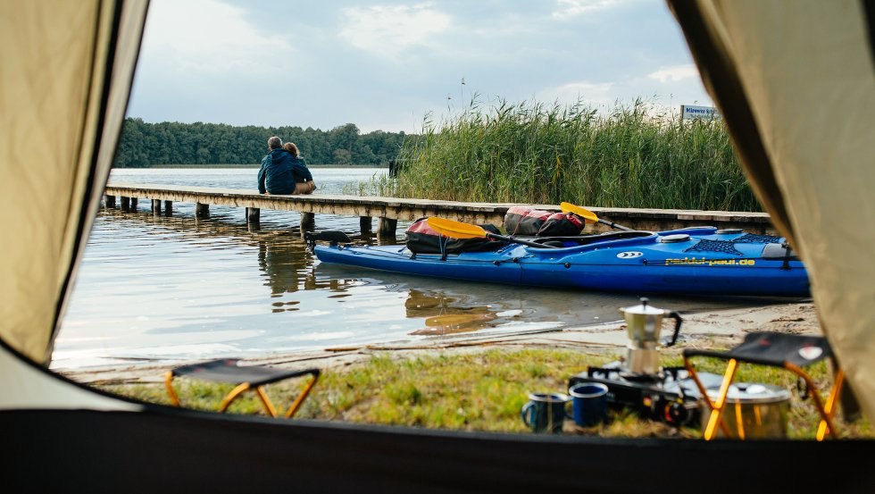 Reisen mit dem Kanu und auf einem der Wasserwanderrastpl&auml;tze zelten - ein besonderes Naturerlebnis // &copy; MV-T/Roth