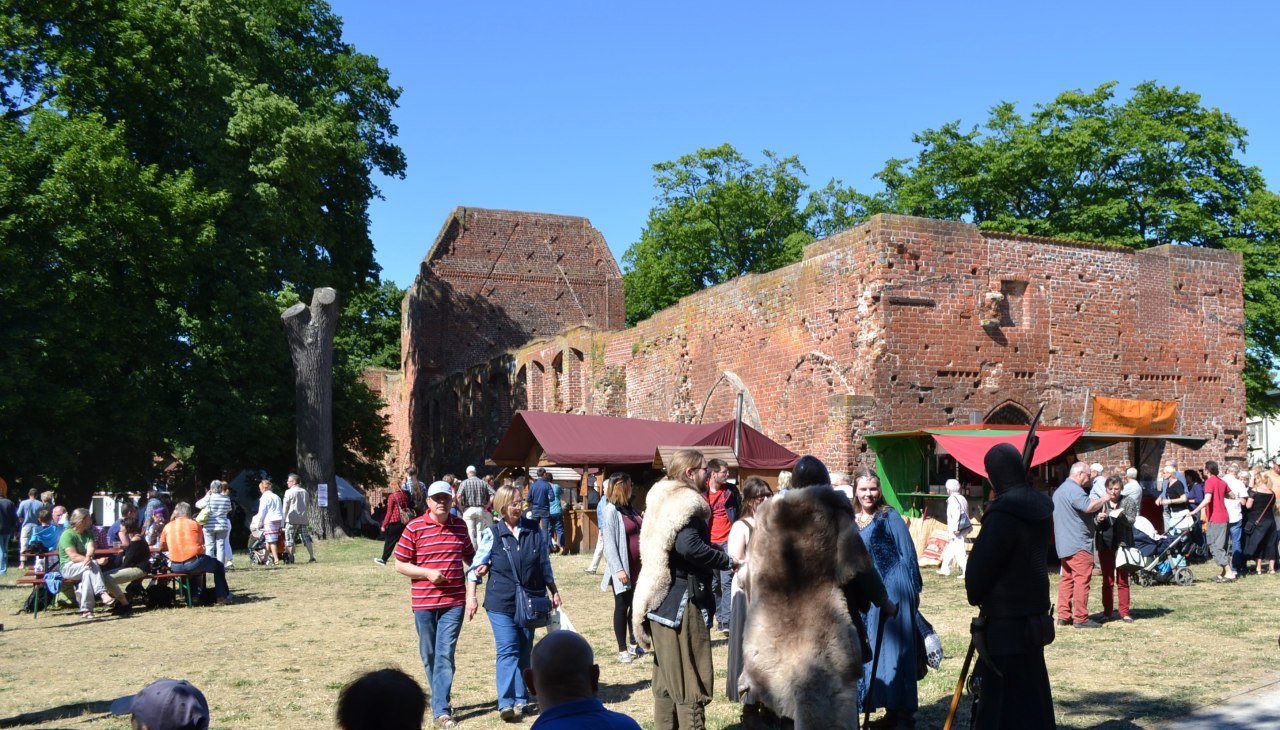 Buntes Markttreiben auf dem Eldenaer Klostermarkt 2016, © Universitäts- und Hansestadt Greifswald Buntes Markttreiben auf dem Eldenaer Klostermarkt 2016, © Universitäts- und Hansestadt Greifswald