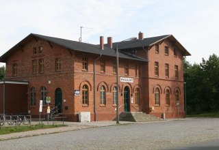 Bahnhofsgebäude von außen. // © Sabrina Wittkopf-Schade Bahnhofsgebäude von außen. // © Sabrina Wittkopf-Schade