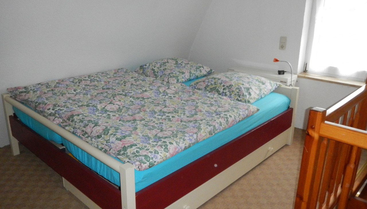 Das bequeme Doppelbett lädt zum Träumen ein. Bettwäsche und Handtücher sind selbstverständlich vorhanden., © Roland Kitzmann Das bequeme Doppelbett lädt zum Träumen ein. Bettwäsche und Handtücher sind selbstverständlich vorhanden., © Roland Kitzmann