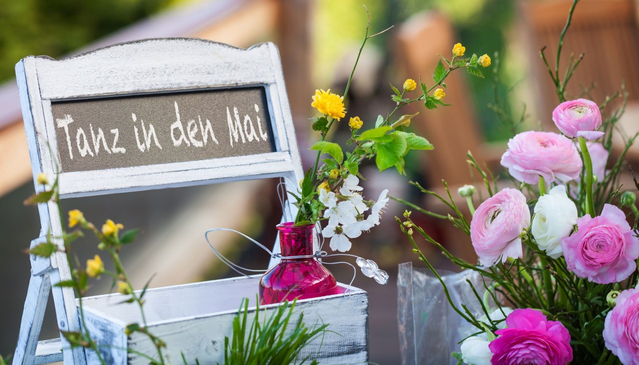 Tanz in den Mai // &copy; Adobe Stock