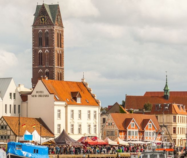 Nur der 80 m hohe Kirchturm ist als weithin sichtbares Wahr- und Seezeichen erhalten geblieben // &copy; TZ Wismar, Alexander Rudolph