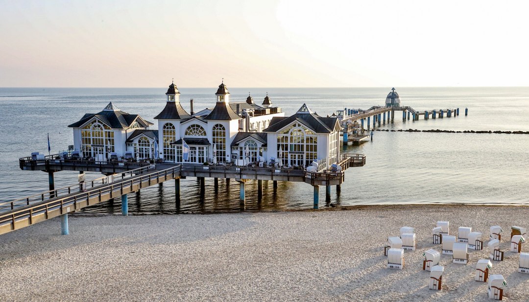 Die Seebrücke in Sellin auf der Insel Rügen lädt bei jedem Wetter zum Promenieren ein. // © MV-T/Gohlke Die Seebrücke in Sellin auf der Insel Rügen lädt bei jedem Wetter zum Promenieren ein. // © MV-T/Gohlke