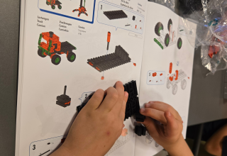 zwei Kinderh&auml;nde bauen mit Hilfe einer Anleitung ein Legoauto // &copy; Stadtbibliothek Stralsund