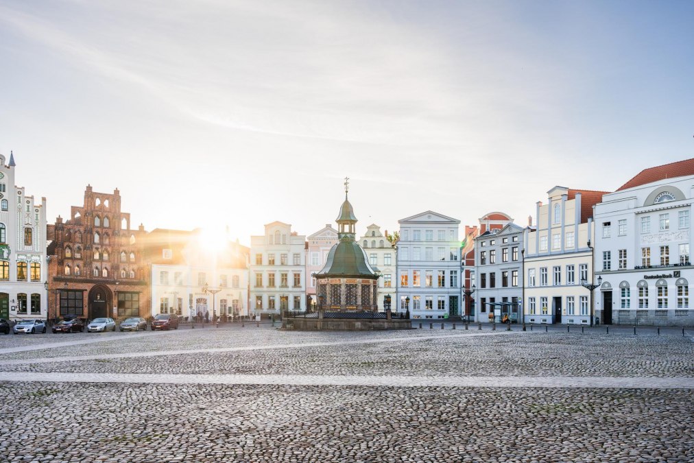 Marktplatz mit Wasserkunst in der Hansestadt Wismar zum Sonnenaufgang, © TMV/Gross Marktplatz mit Wasserkunst in der Hansestadt Wismar zum Sonnenaufgang, © TMV/Gross