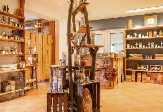 Je kunt zouten proeven in de boerderijwinkel, een rondleiding volgen of ontspannen in het gradeerhuis. // © Salzmanufaktur/Klemp Je kunt zouten proeven in de boerderijwinkel, een rondleiding volgen of ontspannen in het gradeerhuis. // © Salzmanufaktur/Klemp