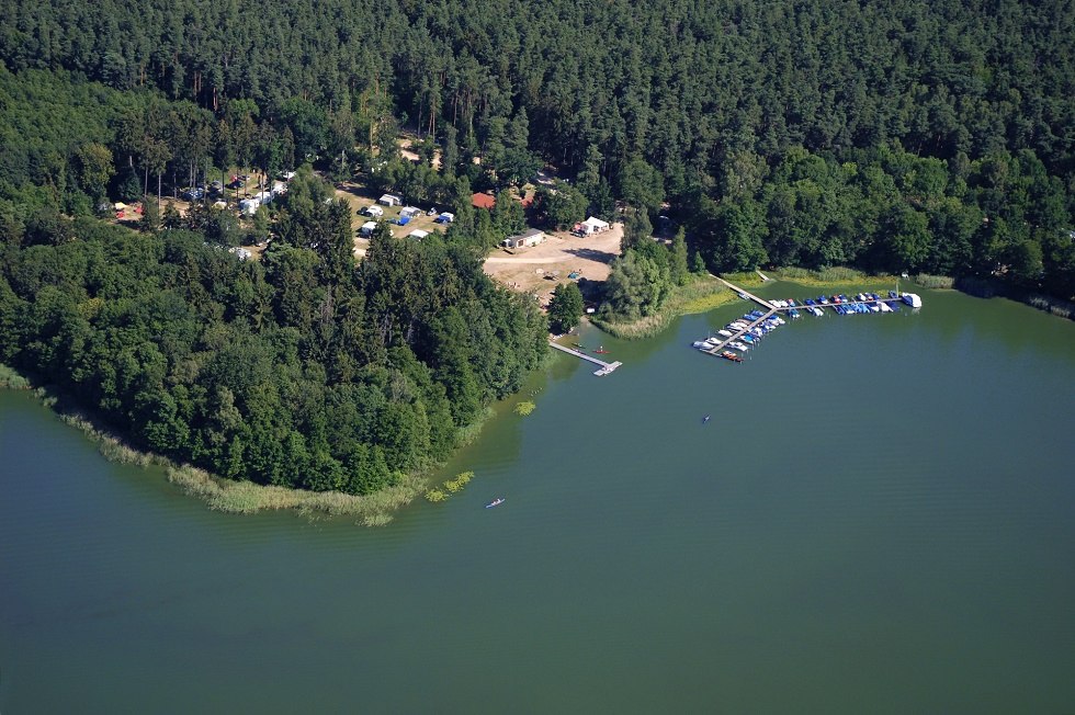 Der Campingplatz liegt inmitten weiter Wälder direkt am See. // © Haveltourist Der Campingplatz liegt inmitten weiter Wälder direkt am See. // © Haveltourist