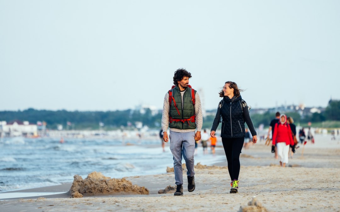 Pärchen spaziert im Herbst am Strand von Heringsdorf // &copy; MV-T/G&auml;nsicke