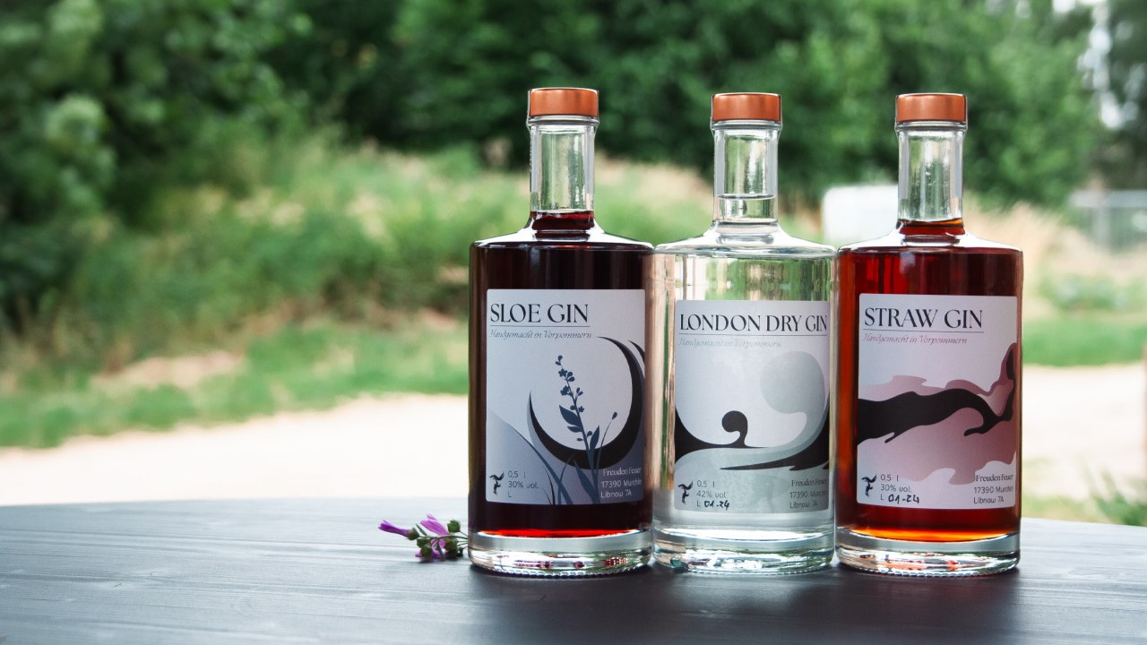 Die Gins. Eine Sparte neben sortenreinen Obstbr&auml;nden, Geisten, Lik&ouml;ren und Cider als Flascheng&auml;rung, vergoren nach Champagnermethode. // &copy; FreudenFeuer Destillerie GbR