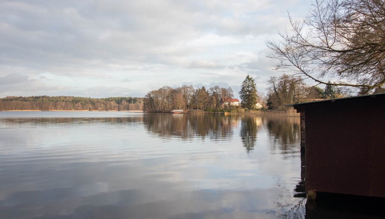 Zum Objekt gehören auch Ruderboot und Badeplattform, © C. Reinhold Zum Objekt gehören auch Ruderboot und Badeplattform, © C. Reinhold