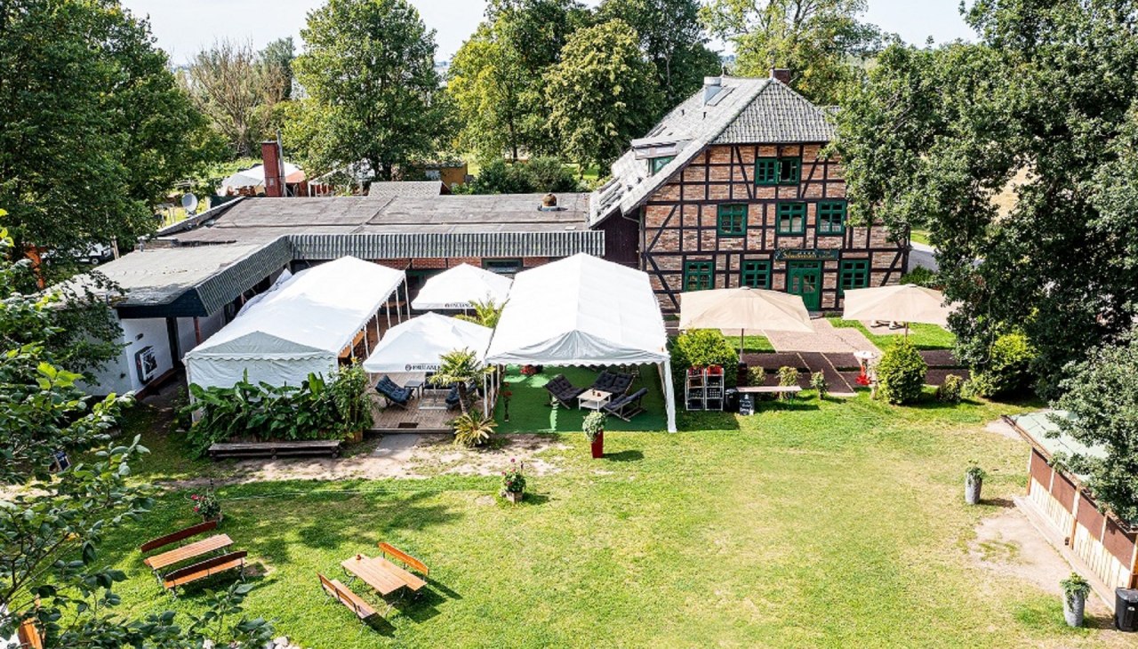 Luchtfoto van de traditionele Schnatermann herberg, © TAURUS Werbeagentur / Stefan Peuß Luchtfoto van de traditionele Schnatermann herberg, © TAURUS Werbeagentur / Stefan Peuß