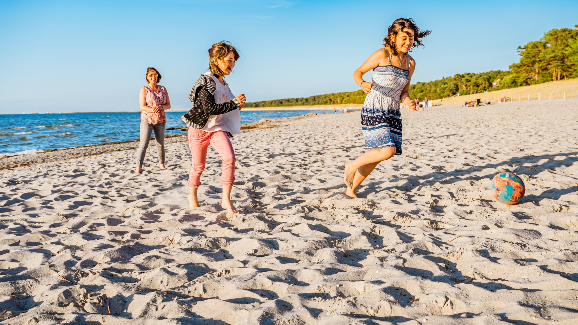 Eine Runde Strandfußball geht immer. Schließlich sind Ferien! // © MV-T/Tiemann Eine Runde Strandfußball geht immer. Schließlich sind Ferien! // © MV-T/Tiemann