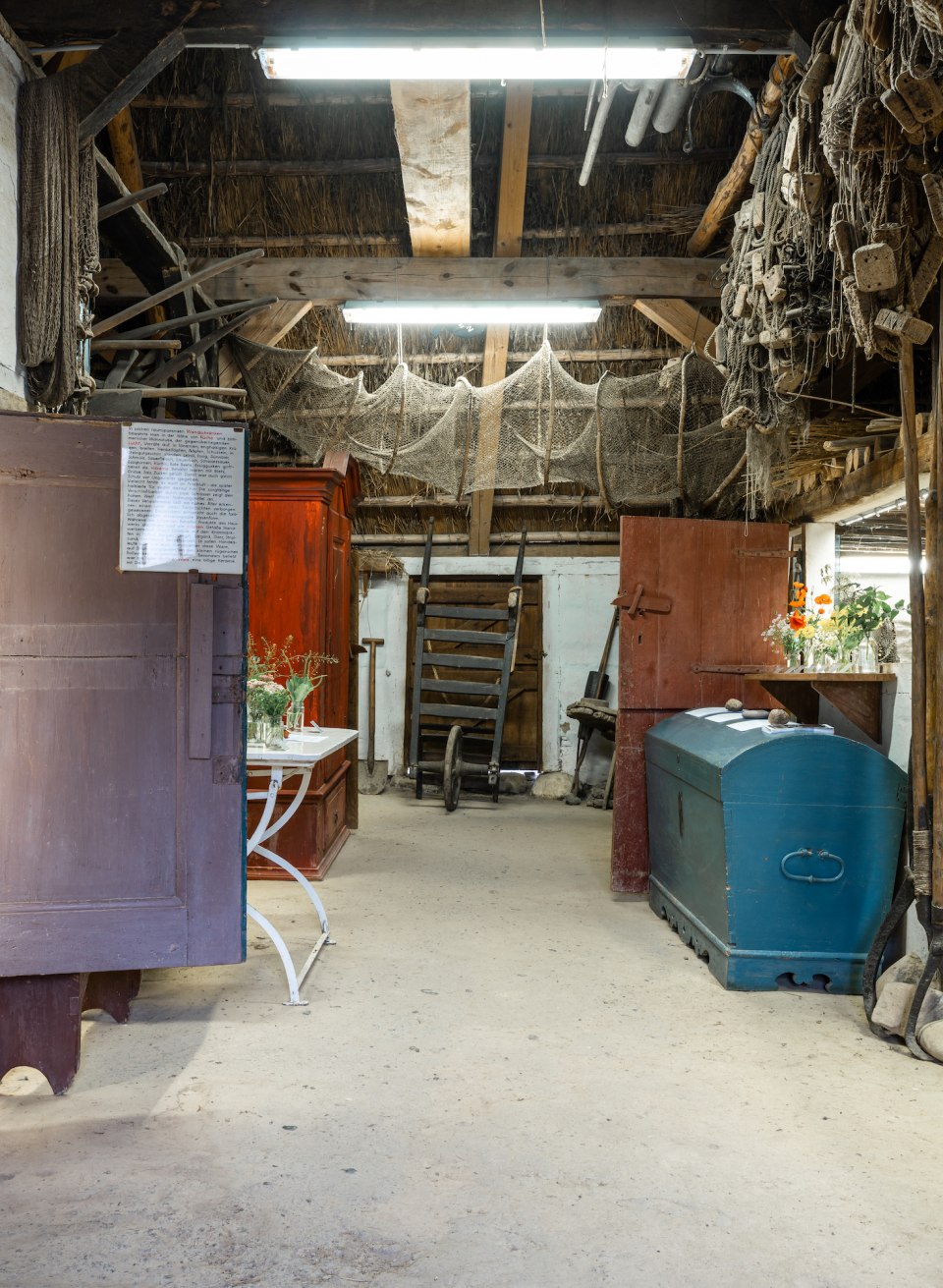 Das alte Fischerbauernhaus Rookhus in Göhren von innen mit traditioneller Ausstattung. // Das Rookhus (Rauchhaus), ein altes Fischerbauernhaus aus dem 17. Jahrhundert, nur wenige Meter vom Heimatmuseum entfernt. Warum “Rauchhaus”? Ganz einfach: Die Dunstabzugshaube war noch nicht erfunden … // © MV-T/Gross Das alte Fischerbauernhaus Rookhus in Göhren von innen mit traditioneller Ausstattung.
