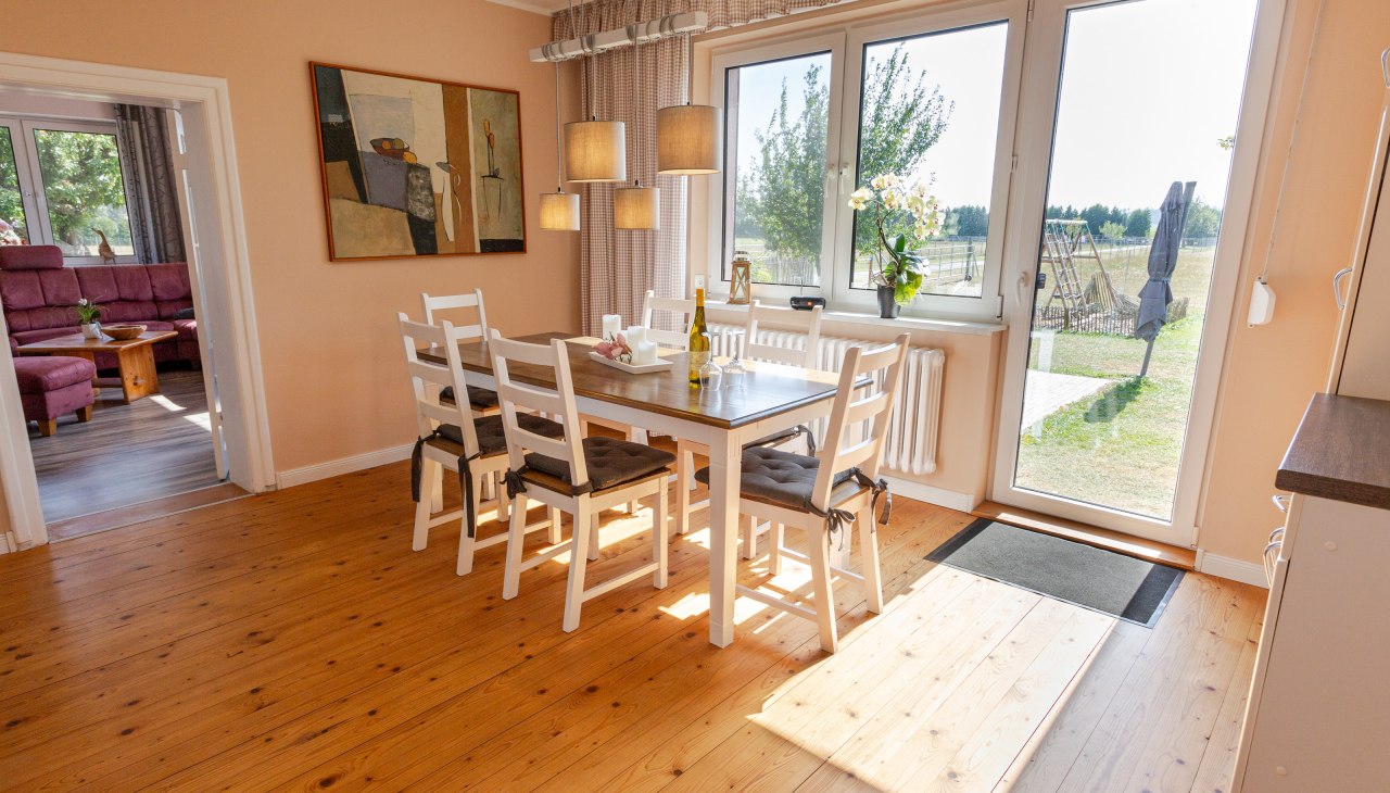 Ferienwohnung Küche mit Blick in den Garten, © North in Motion Ferienwohnung Küche mit Blick in den Garten, © North in Motion