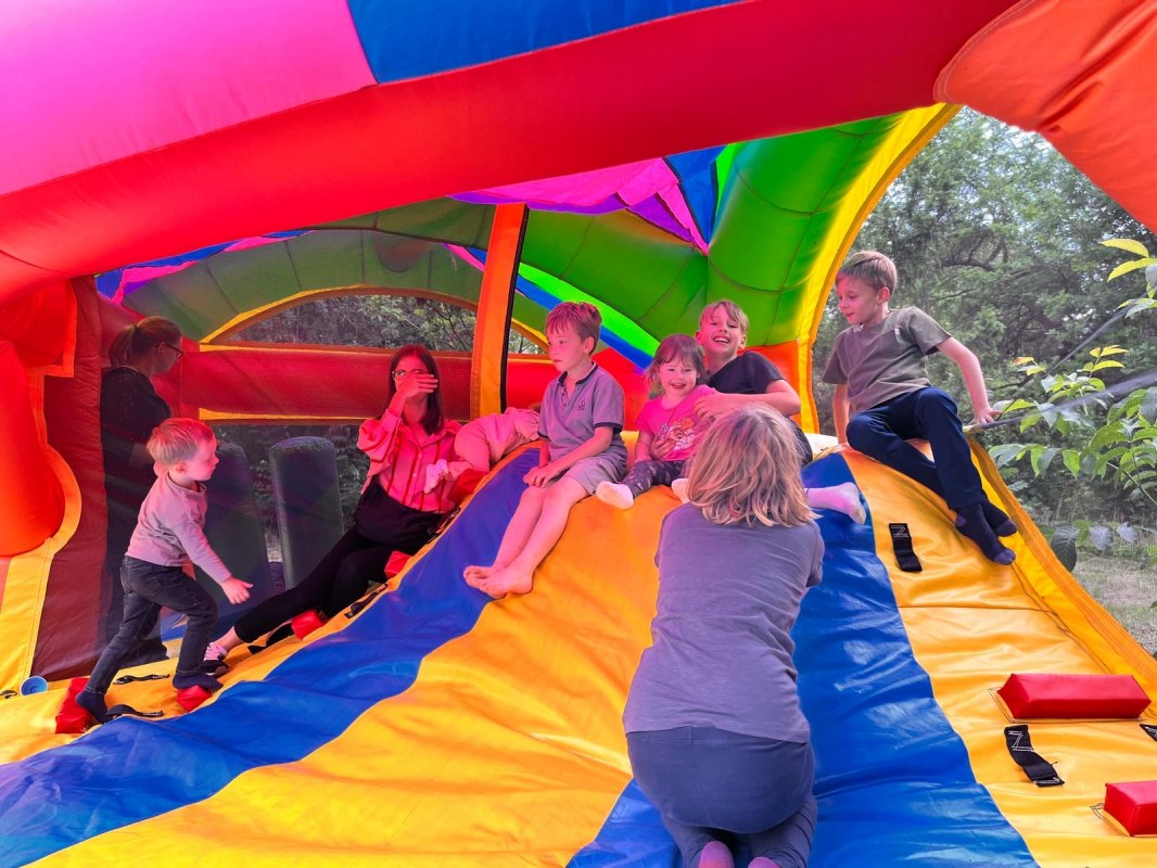Kinderprogramm mit Ponyreiten, H&uuml;pfburg und vielen &Uuml;berraschungen. // &copy; Bj&ouml;rn Koch