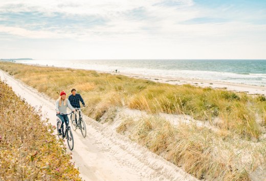 Eine gemütliche Radtour entlang der malerischen Dünen auf der Insel Hiddensee, mit Blick auf die Ostsee im Hintergrund. // © MV-T/Petermann Eine gemütliche Radtour entlang der malerischen Dünen auf der Insel Hiddensee, mit Blick auf die Ostsee im Hintergrund.