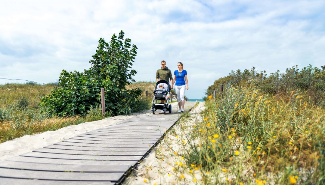 Auch Familien mit kleinen Kindern profitieren von befestigten Strandzugängen. // © MV-T/Tiemann Auch Familien mit kleinen Kindern profitieren von befestigten Strandzugängen. // © MV-T/Tiemann